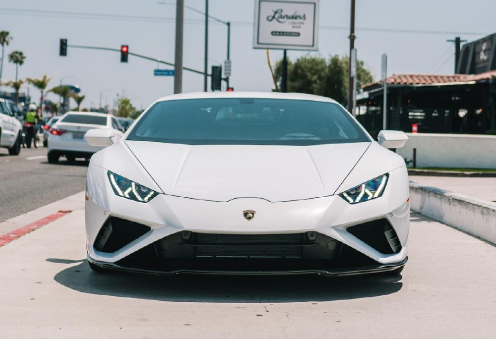 Chiếc siêu xe Lamborghini Huracan EVO RWD này có màu trắng