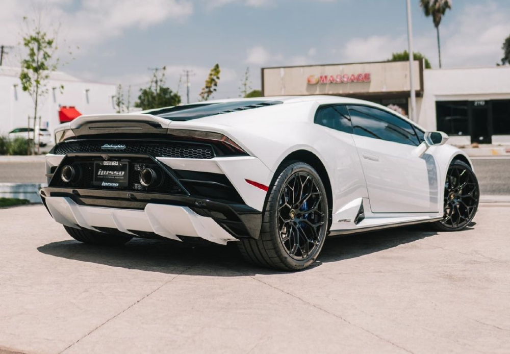 Phần khuếch tán sau của Lamborghini Huracan EVO RWD này có màu trắng Phần khuếch tán sau của Lamborghini Huracan EVO RWD này có màu trắng