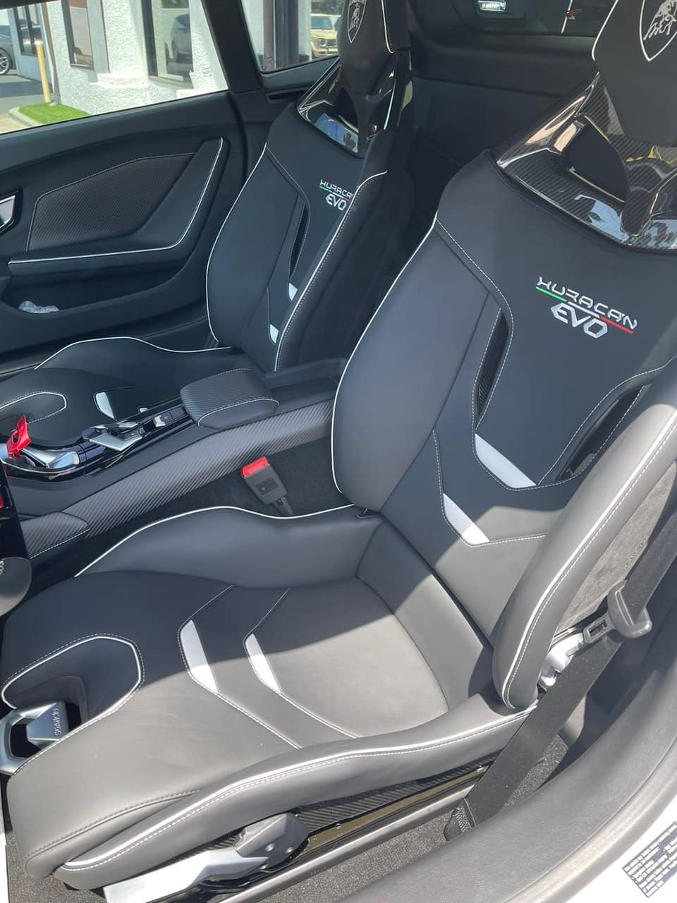 Nội thất siêu xe Lamborghini Huracan EVO RWD mới về nước