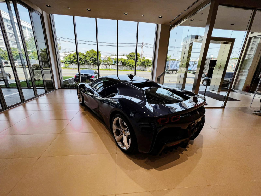 Sự thật về việc siêu xe Ferrari SF90 Stradale màu xanh mới về Việt Nam là của Cường Đô-la?