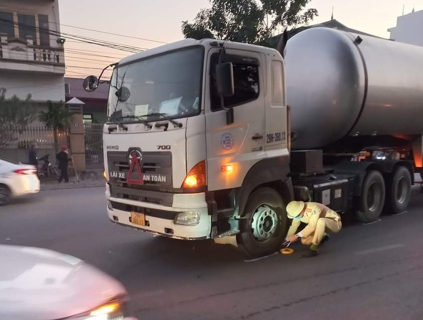 Chiếc xe bồn tại hiện trường xảy ra vụ va chạm