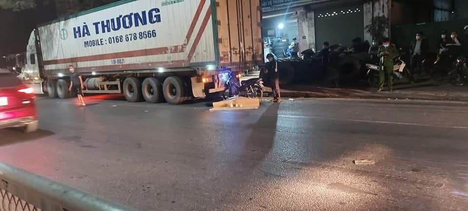 Nam thanh ni&ecirc;n tử vong tại chỗ sau khi t&ocirc;ng đu&ocirc;i xe container