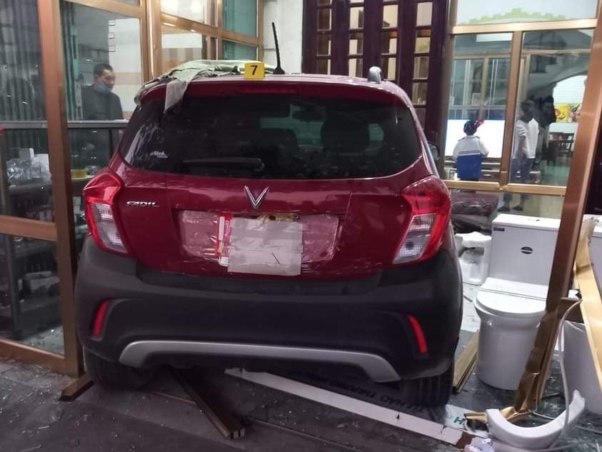 Nhiều vật dụng trong cửa hàng thiết bị vệ sinh hư hỏng