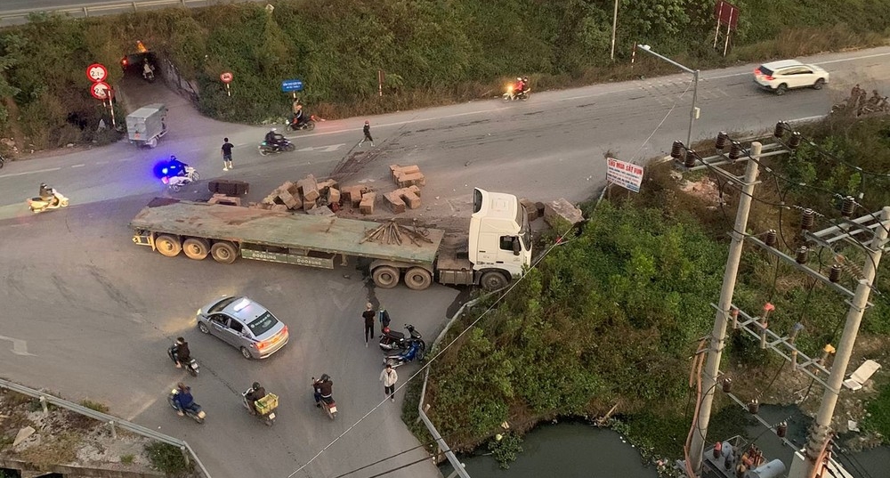 Hậu quả làm hàng chục khối bê tông rơi xuống đường, đè trúng nạn nhân xấu số cũng như phương tiện
