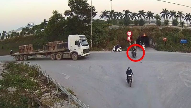 Thanh niên chạy xe máy vừa ra khỏi cống chui đã bị xe đầu kéo tông trúng