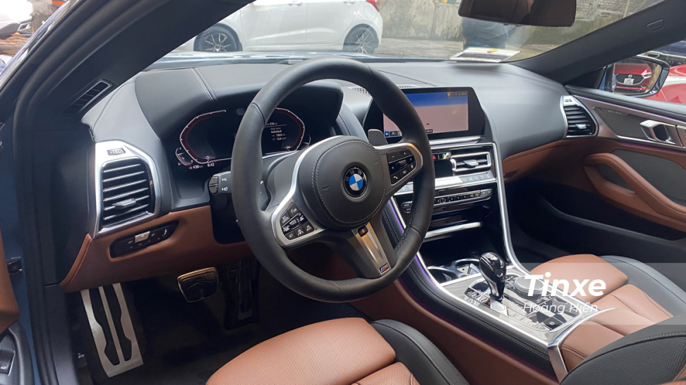 Nội thất hiện đại và sang trọng của BMW 840i Coupe.