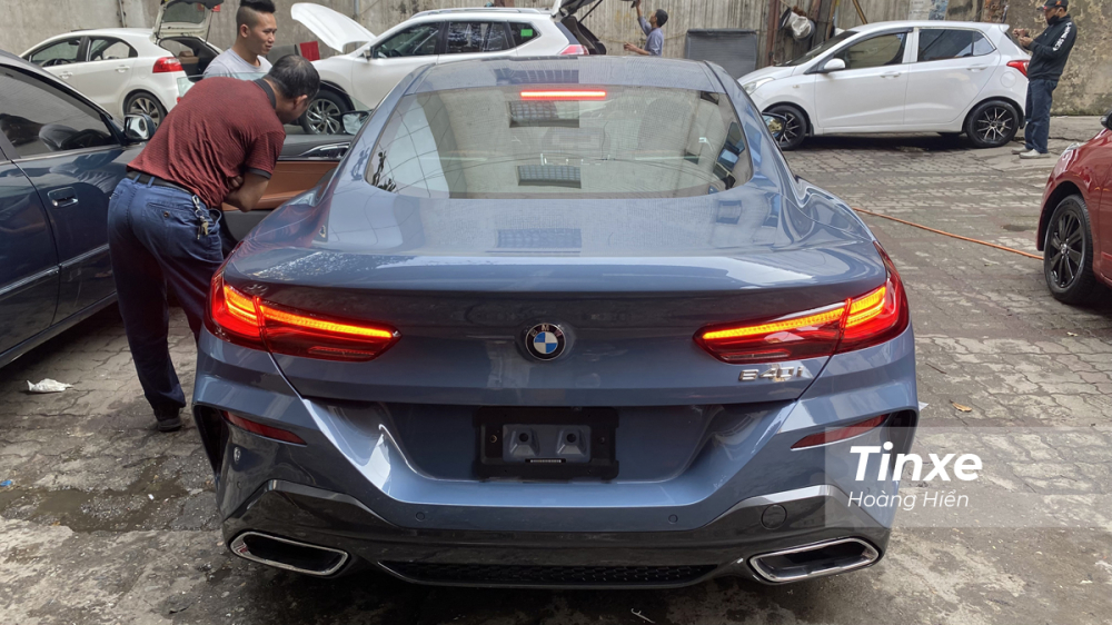Phần đuôi xe bè ngang, ống xả kép cùng đèn hậu LED.