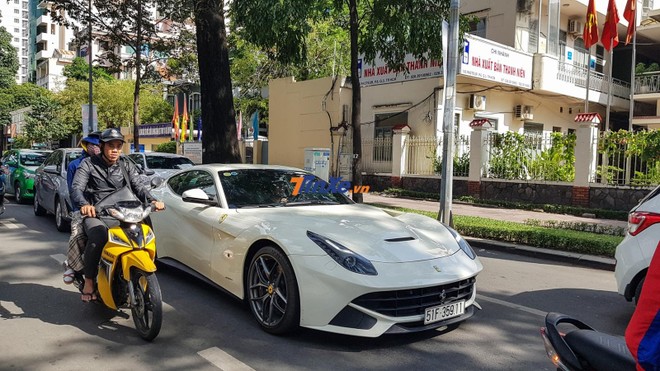 Phan Thành trong 1 lần lái siêu xe Ferrari F12 Berlinetta