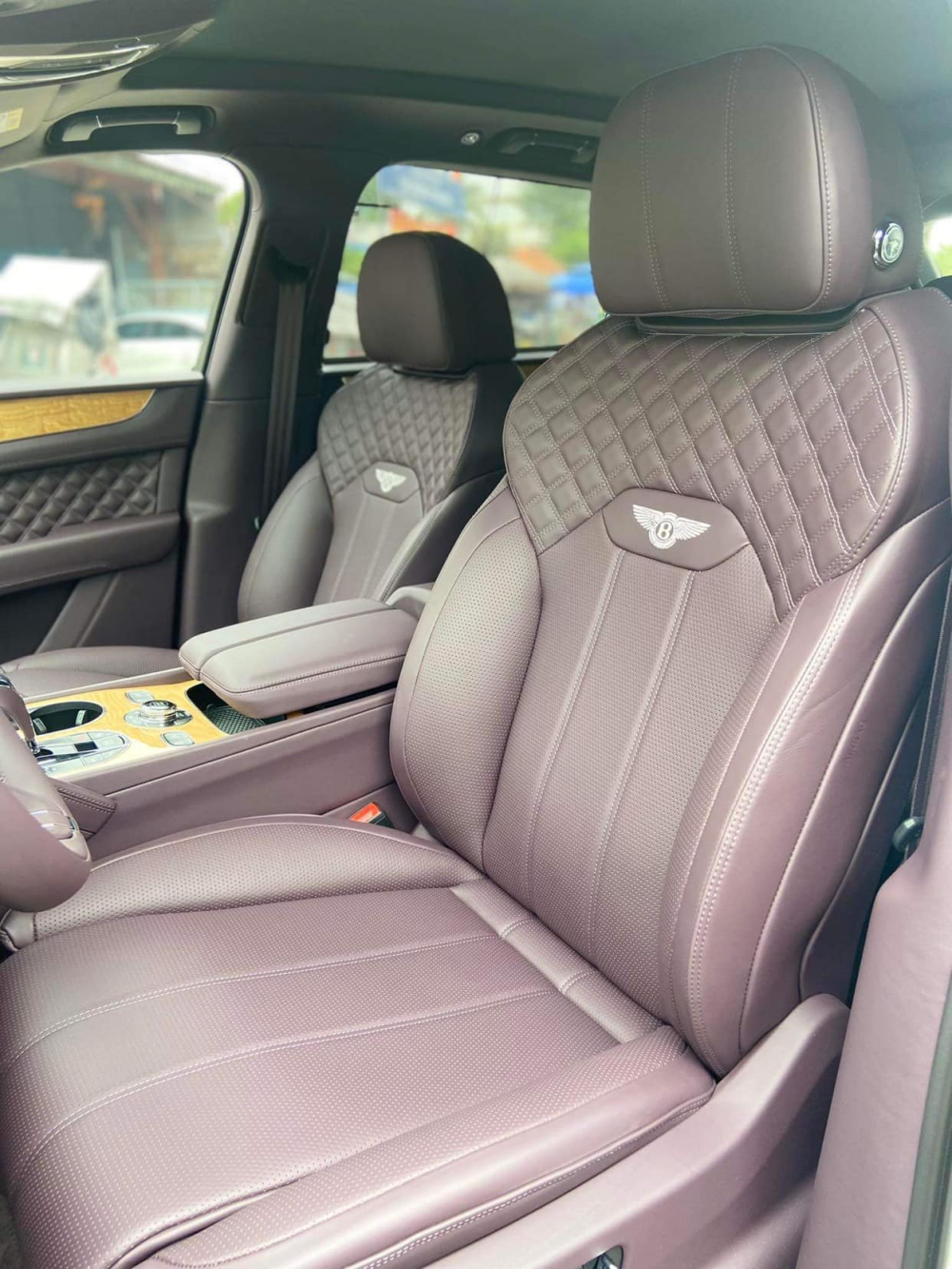 Nội thất xe Bentley Bentayga V8 2021 của Phan Th&agrave;nh mới mua