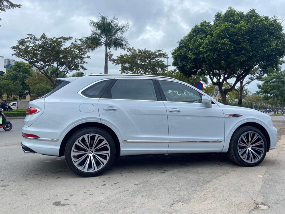 Chiếc xe Bentley Bentayga V8 đời 2021 của Phan Th&agrave;nh c&oacute; m&agrave;u trắng