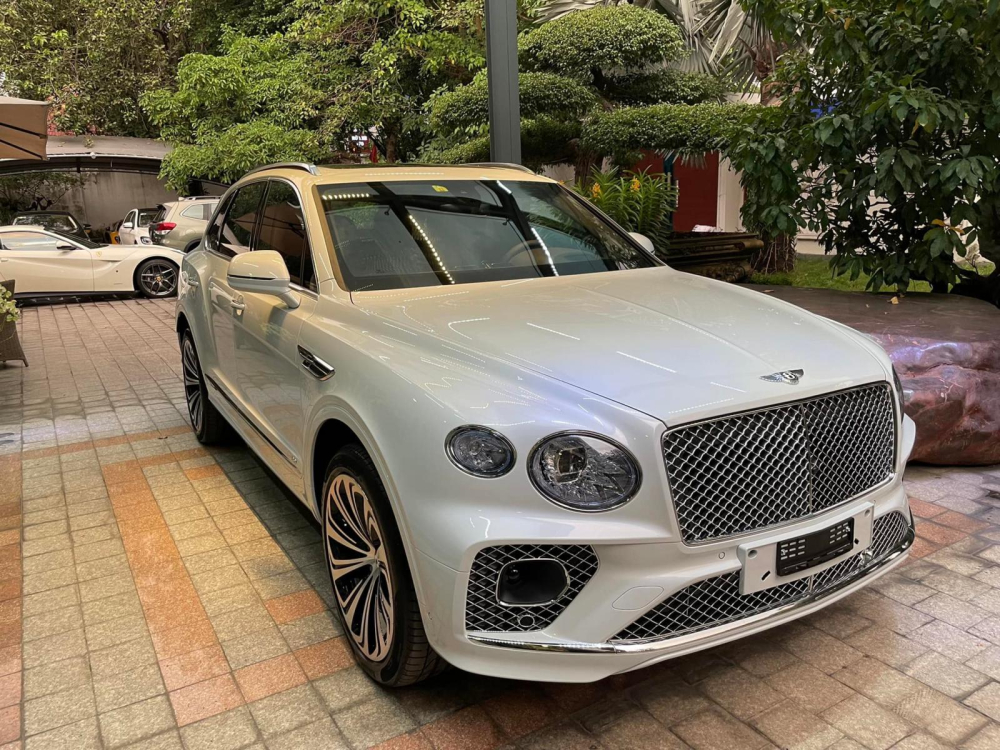 Phan Thành đổi siêu xe Ferrari F12 Berlinetta để lấy Bentley Bentayga V8 đời mới