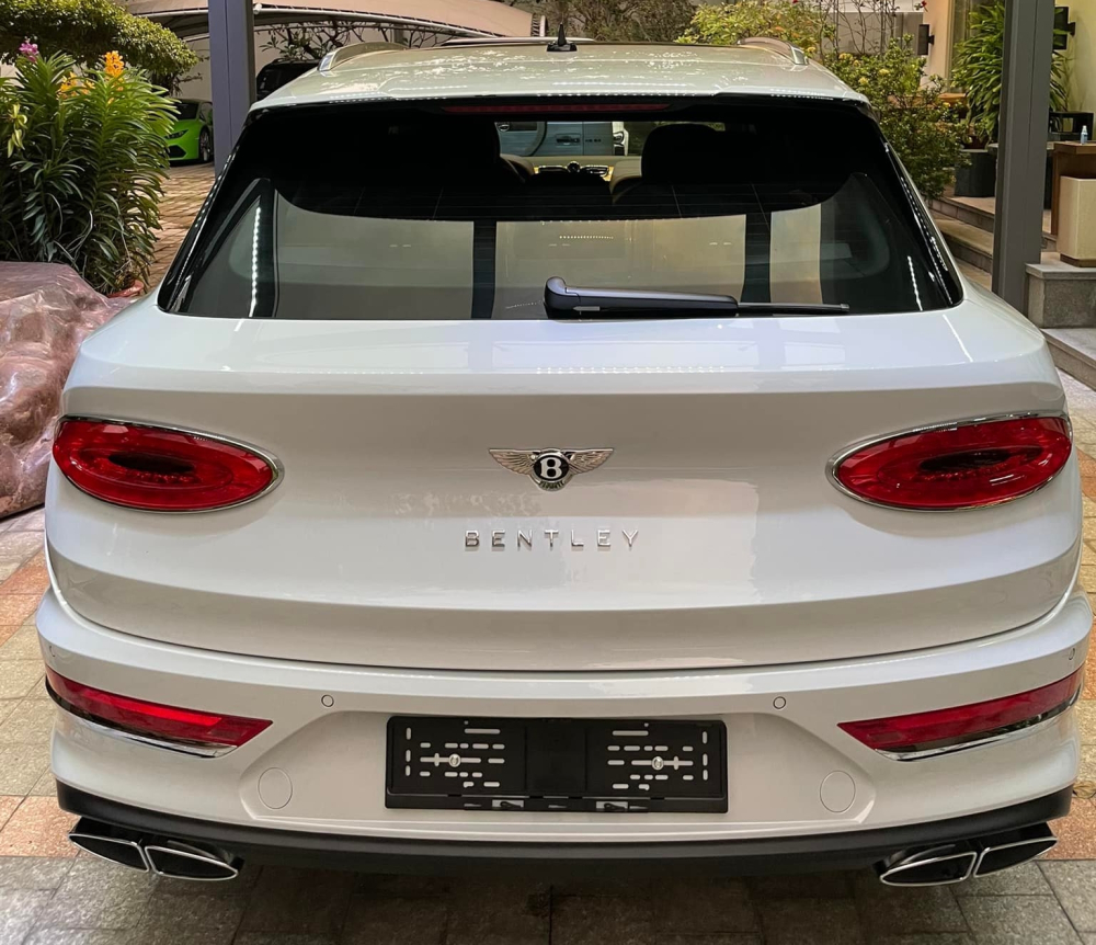 Thiết kế đ&egrave;n hậu LED của Bentley Bentayga V8 bản n&acirc;ng cấp 