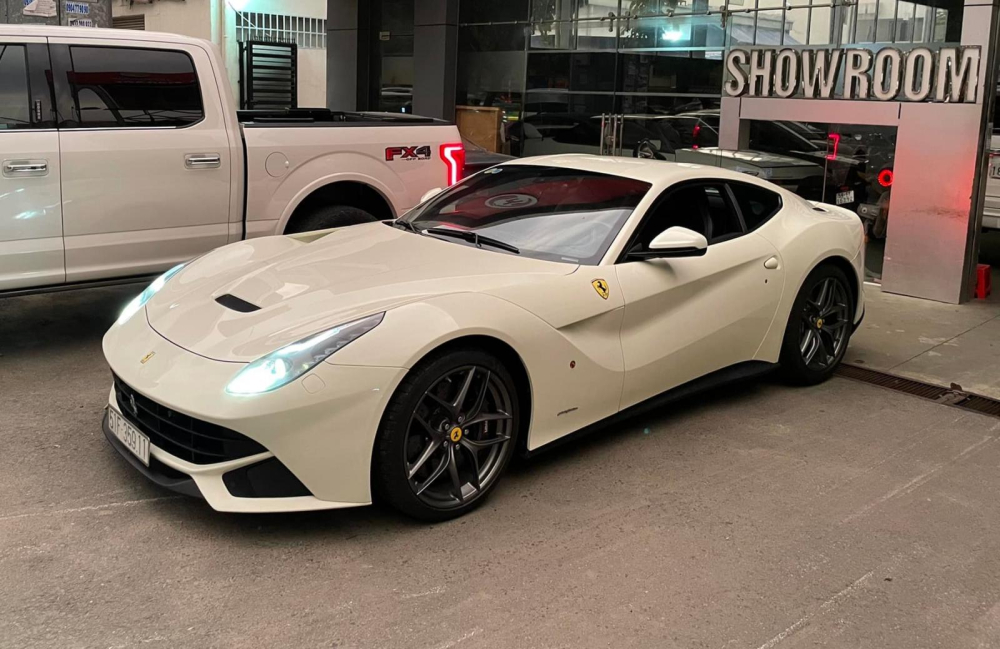 Hiện chiếc siêu xe Ferrari F12 Berlinetta của Phan Thành đã bị bán lại