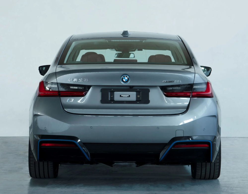 Chiếc BMW i3 Sedan xuất hiện trong hình ảnh rò rỉ thuộc phiên bản eDrive 35L