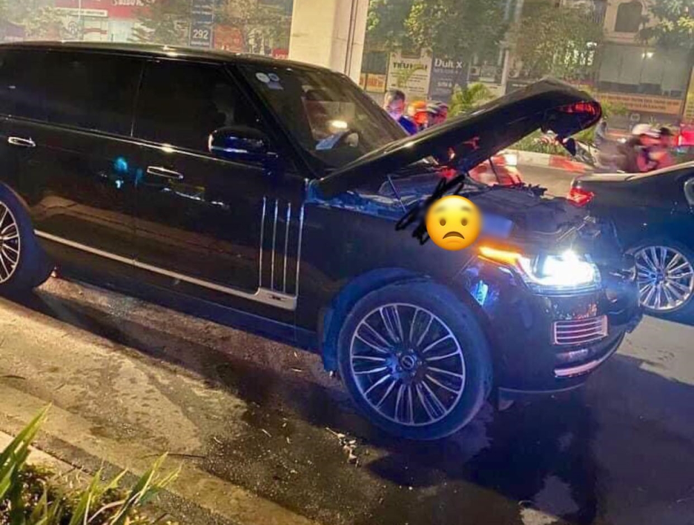 Range Rover hơn 5 tỷ đồng nát bét đầu xe sau khi tông vào ô tô tải