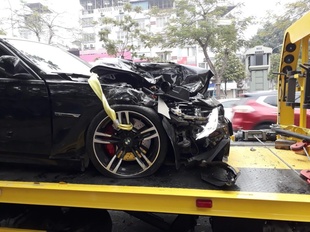 Chiếc xe BMW nát bét phần đầu xe