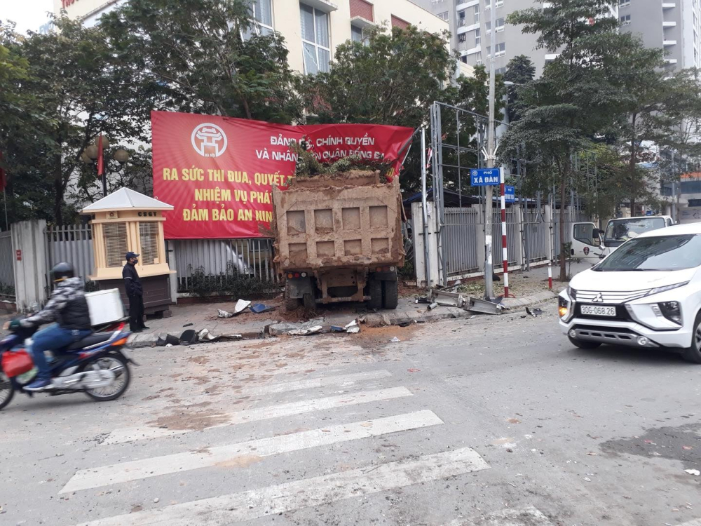 Chiếc xe tải tông đổ sập bức tường rào của trường tiểu học sau tai nạn với xe BMW