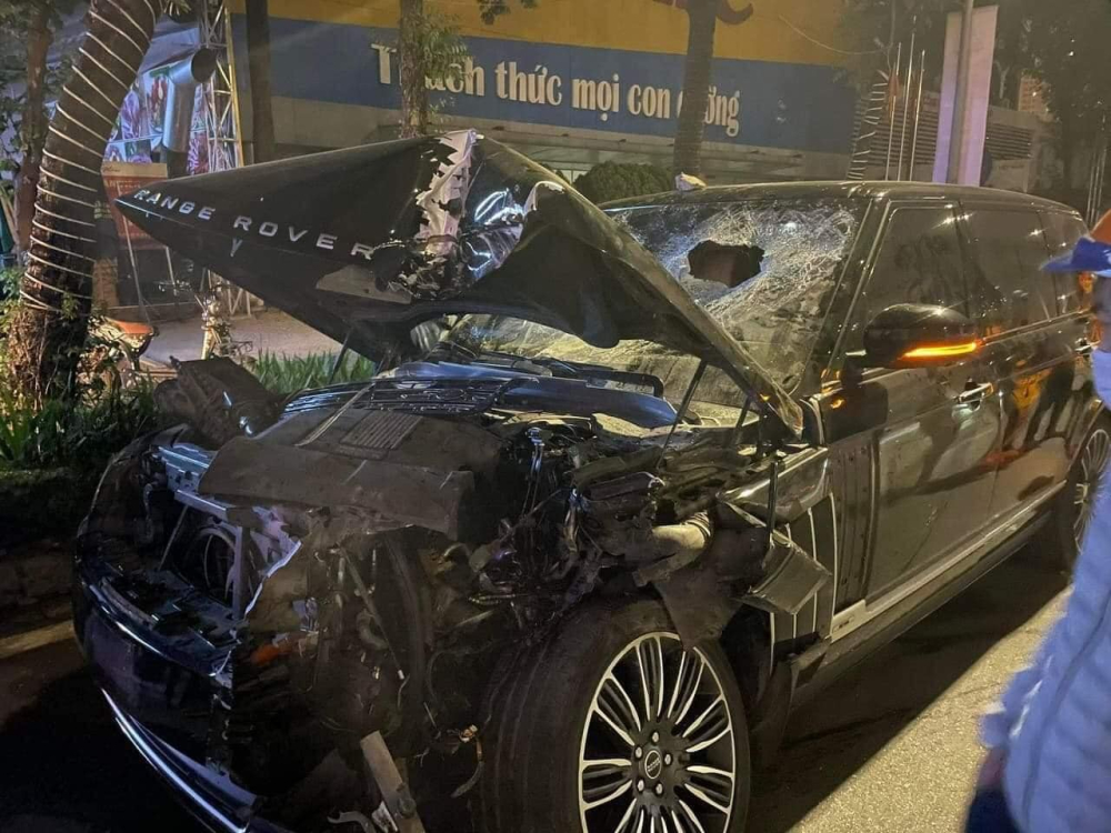 Chiếc xe Range Rover nát bét phần đầu xe