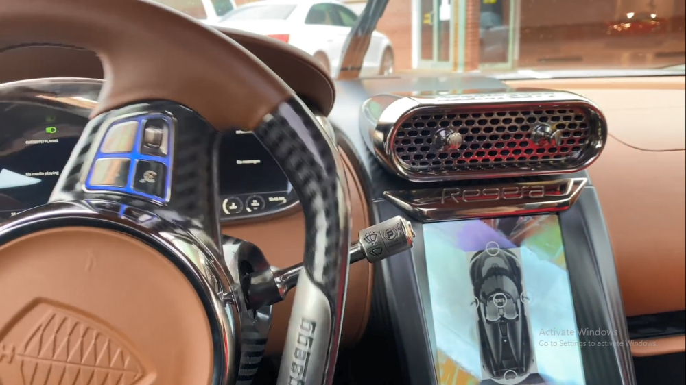 Người bạn thân của Hoàng Kim Khánh tự lái xe Koenigsegg Regera Người bạn thân của Hoàng Kim Khánh tự lái xe Koenigsegg Regera