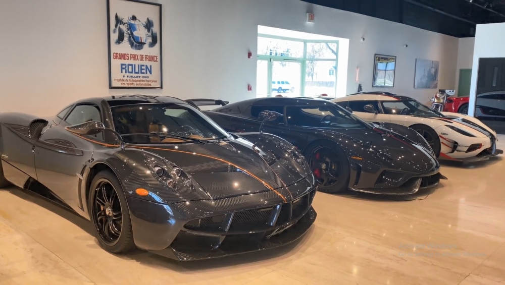 Bên trong showroom này có nhiều khu vực VIP trưng bày các mẫu xe hypercar và khách chỉ có thể đứng sau dây bảo vệ để xem, trong ảnh có xe Koenigsegg Regera đỗ ở giữa nhưng không phải siêu phẩm Hoàng Kim Khánh mua Bên trong showroom này có nhiều khu vực VIP trưng bày các mẫu xe hypercar và khách chỉ có thể đứng sau dây bảo vệ để xem, trong ảnh có xe Koenigsegg Regera đỗ ở giữa nhưng không phải siêu phẩm Hoàng Kim Khánh mua