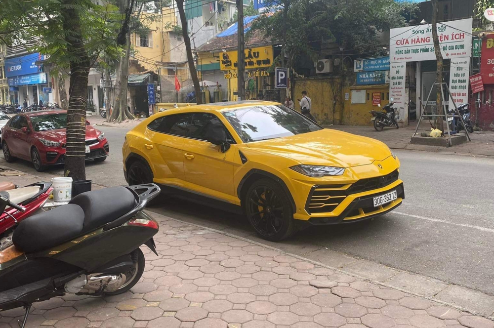 Lamborghini Urus đỗ tr&ecirc;n đường phố H&agrave; Nội với cặp gương được bảo vệ nghi&ecirc;m ngặt