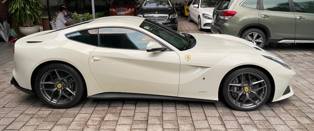 Giới chơi xe nh&aacute;o nh&agrave;o hỏi gi&aacute; mua Ferrari F12 Berlinetta từng của Phan Th&agrave;nh