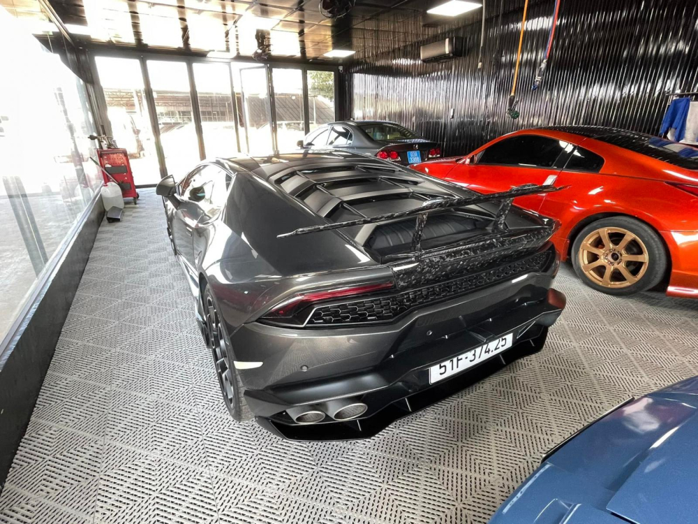 Chiếc xe Lamborghini Huracan LP610-4 lúc về tay đại gia Bình Phước nâng cấp thêm cánh gió carbon