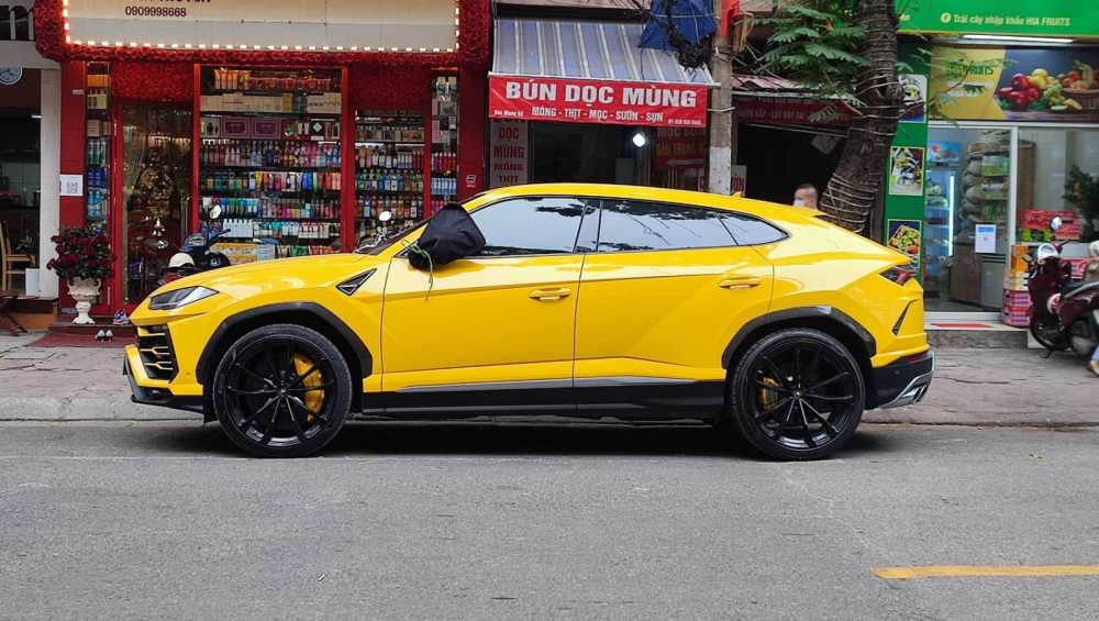 Chiếc xe Lamborghini Urus n&agrave;y c&oacute; m&agrave;u v&agrave;ng Giallo Auge