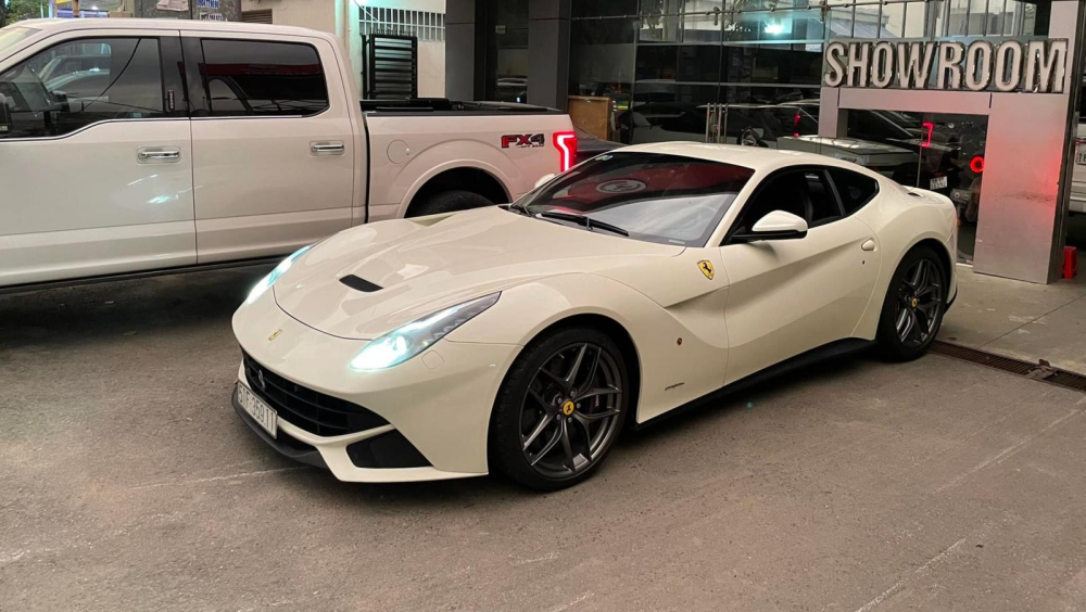 Chiếc si&ecirc;u xe Ferrari F12 Berlinetta của Phan Th&agrave;nh mới b&aacute;n lại chỉ lăn b&aacute;nh 255 km trong v&ograve;ng 78 th&aacute;ng qua