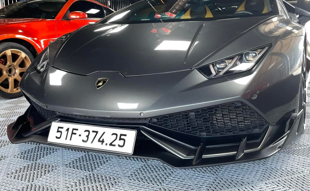Mặt tiền xe có bộ body kit Aero chính hãng