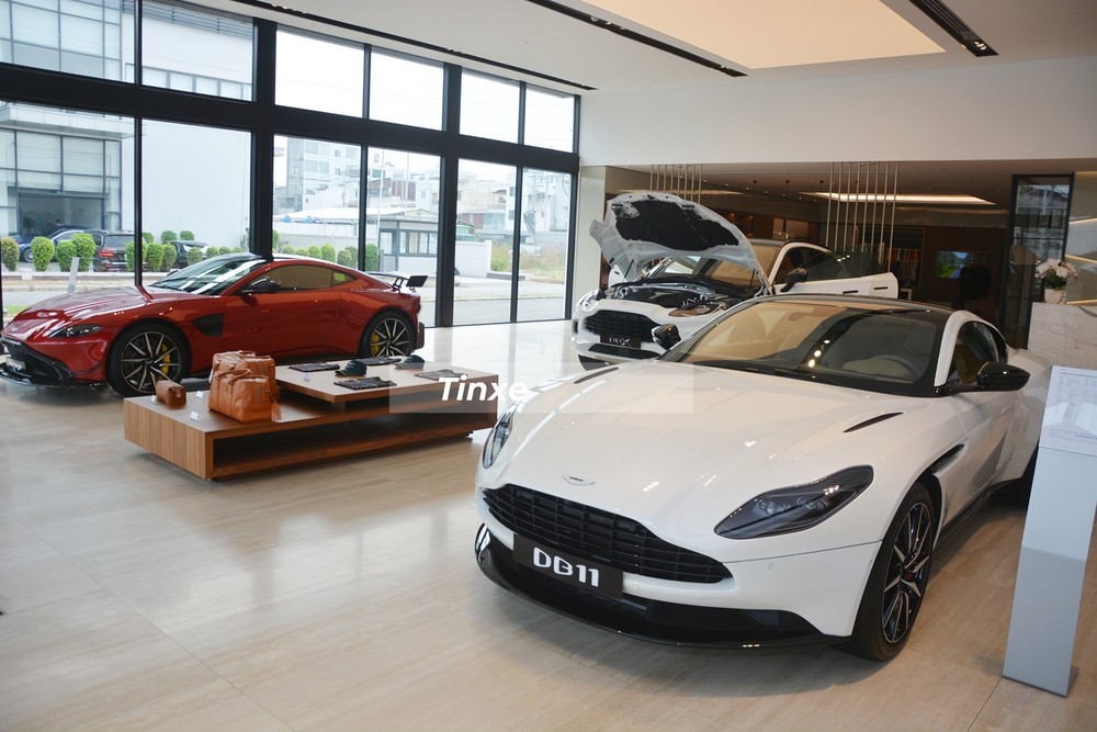 Siêu xe Aston Martin DB11 V8 lúc còn ở đại lý chính hãng