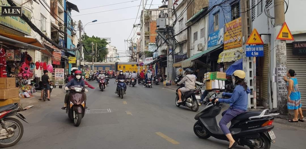 Vụ tai nạn khiến đoạn đường ngang d&acirc;n sinh tr&ecirc;n đường L&ecirc; Văn Sỹ bị &ugrave;n tắc giao th&ocirc;ng