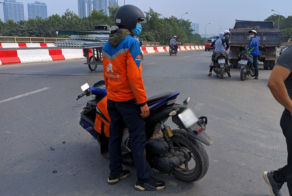 Shipper giao hàng tông Yamaha NVX 155 vào đuôi xe tải trên đại lộ Thăng Long Shipper giao hàng tông Yamaha NVX 155 vào đuôi xe tải trên đại lộ Thăng Long