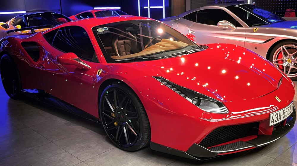 Cận cảnh ngựa chiến Ferrari 488 GTB biển ngũ quý 5 cùng gói độ mới nâng cấp