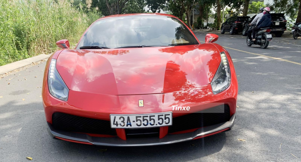 Cận cảnh phần đầu xe Ferrari 488 GTB