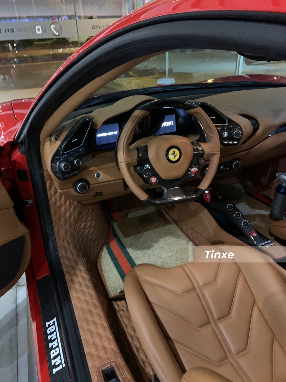 Nội thất siêu xe Ferrari 488 GTB ngũ quý 5 có màu da bò