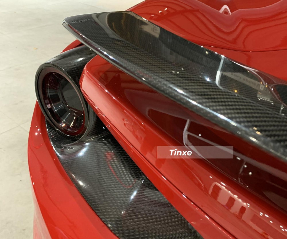 Các chi tiết trên chiếc xe Ferrari 488 GTB này đều bằng carbon bao gồm cả ốp đèn hậu