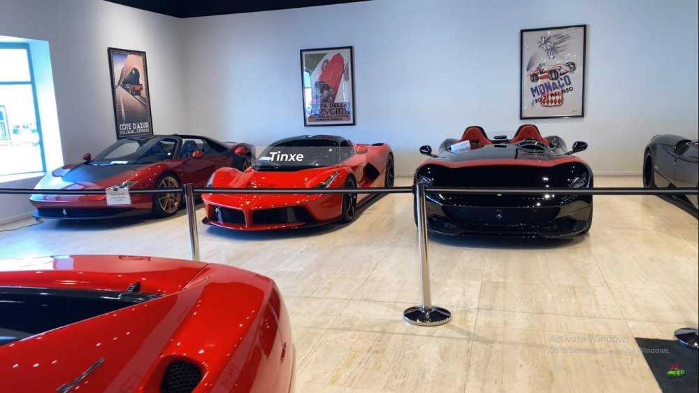 Bộ 3 si&ecirc;u phẩm của Ferrari bao gồm Sergio chỉ sản xuất 6 chiếc, LaFerrari m&agrave;u đỏ n&agrave;y được cho l&agrave; bản Aperta chỉ 210 chiếc tr&ecirc;n thế giới v&agrave; cuối c&ugrave;ng l&agrave; Monza SP2 