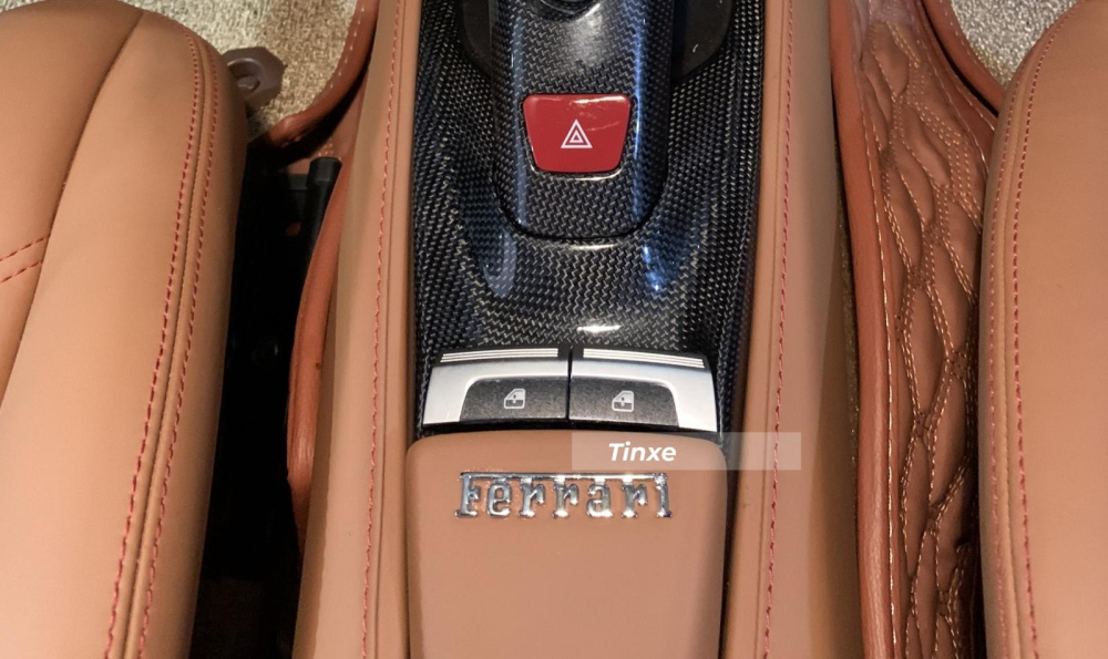Siêu xe Ferrari 488 GTB chỉ có 2 nút chỉnh kính, còn bản mui trần sẽ có thêm 2 nút nữa để mở mui và đóng mui cũng như chỉnh cửa sổ nhỏ phía sau hàng ghế ngồi