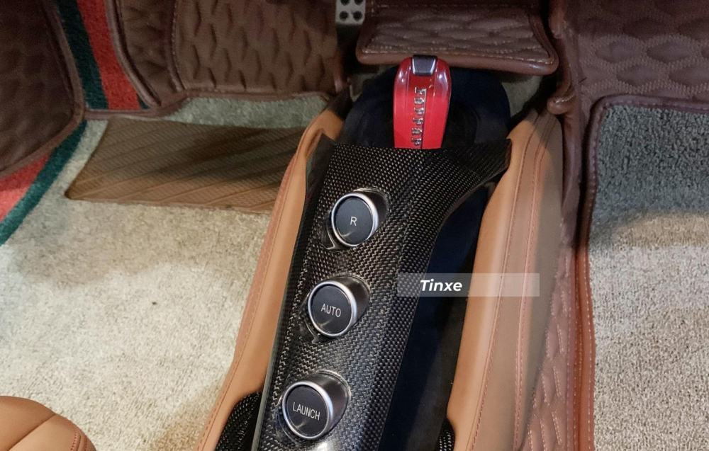 Siêu xe Ferrari 488 GTB chính là mẫu xe chấm dứt 4 thập kỷ sử dụng động cơ hút khí tự nhiên của hãng xe Ý này, bảng điều khiển chỉ có nút R là lùi, các thao tác chạy được điều khiển trên cần số sau vô lăng