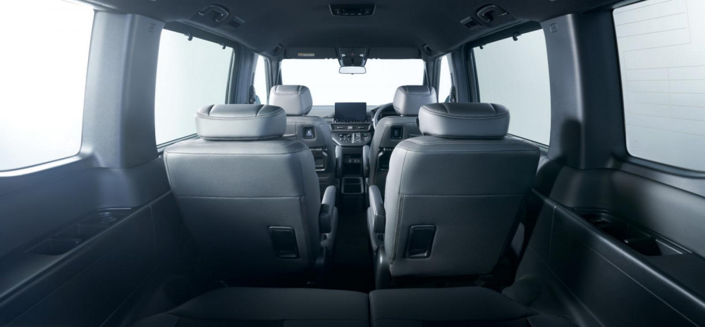 Honda Step WGN 2022 c&oacute; m&agrave;n h&igrave;nh trung t&acirc;m nằm độc lập tr&ecirc;n mặt t&aacute;p-l&ocirc;