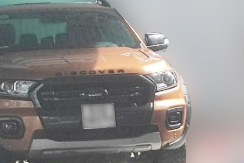Chiếc xe bán tải Ford Ranger do nam thanh niên cầm lái