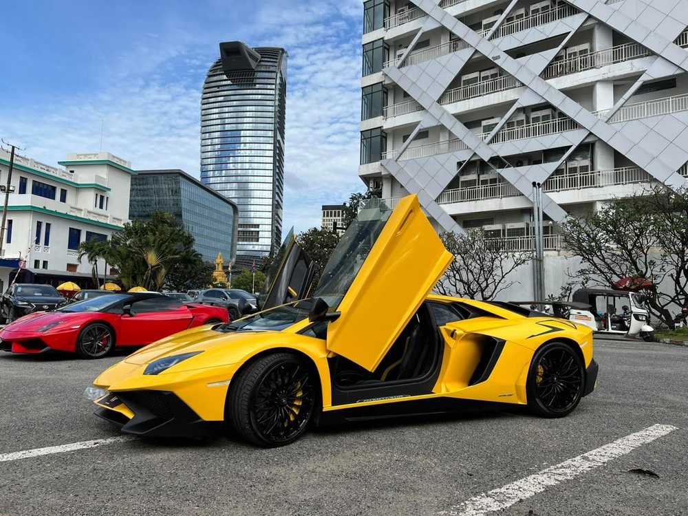 Lamborghini Aventador SV và Lamborghini Gallardo mui trần Lamborghini Aventador SV và Lamborghini Gallardo mui trần