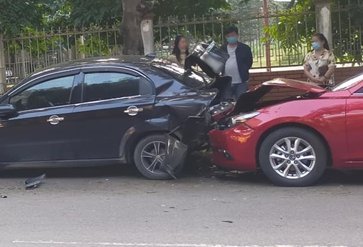 Chiếc xe Mazda màu đỏ và Daewoo Gentra màu đen thiệt hại nặng nhất