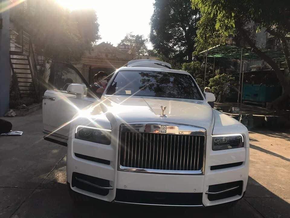 Chiếc SUV siêu sang Rolls-Royce Cullinan này có màu trắng Chiếc SUV siêu sang Rolls-Royce Cullinan này có màu trắng