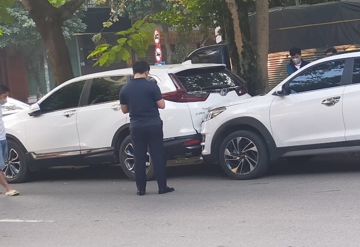 Hyundai Tucson và Honda CR-V cũng bị hư hỏng nặng phần đầu và đuôi xe trong vụ tai nạn liên hoàn này