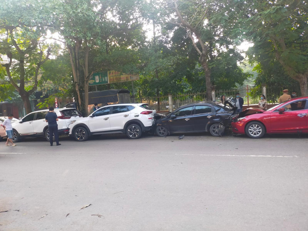 Nữ tài xế lái xe Mazda tông trúng 4 ô tô đang đỗ bên đường