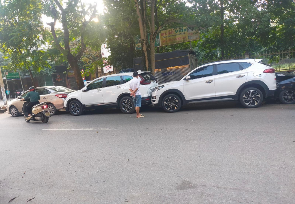 3 xe ô tô còn lại cũng bị vạ lây trong vụ việc này