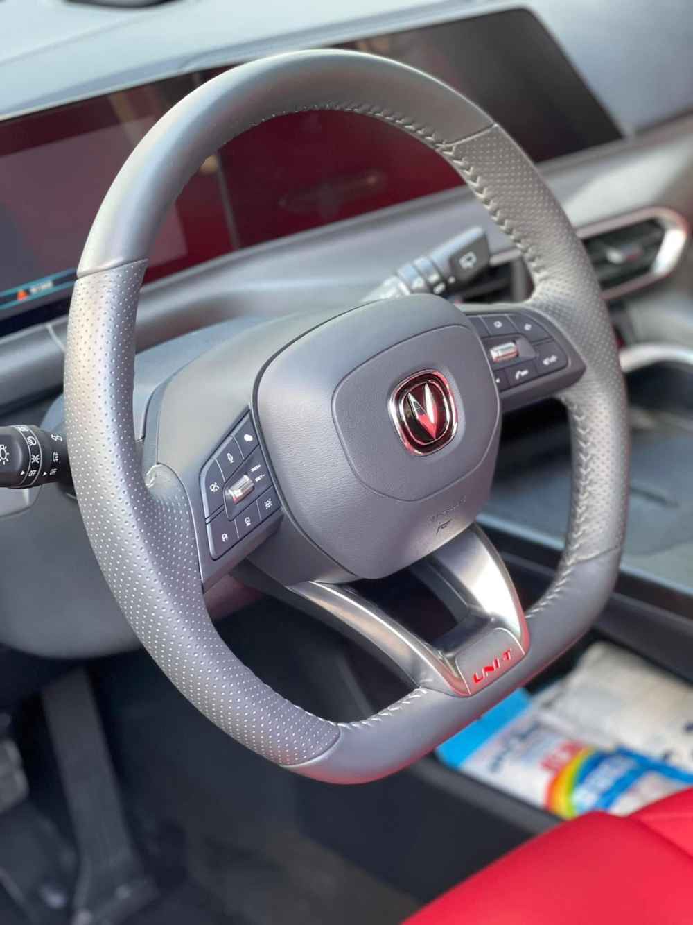 Changan Uni-T được trang bị vô lăng vát đáy