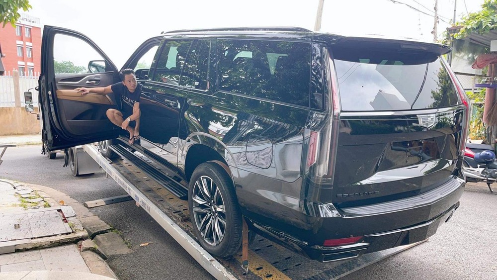 Ho&agrave;ng Kim Kh&aacute;nh c&ugrave;ng Cadillac Escalade ESV Sport